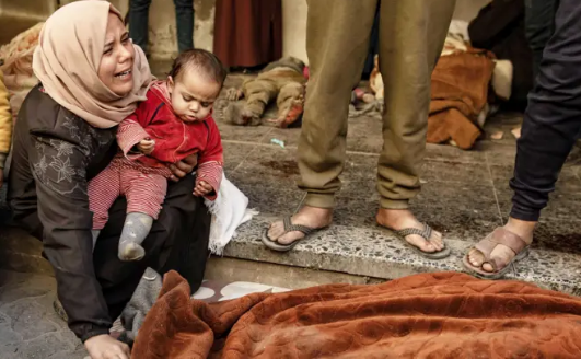 Foto de una mujer llorando a sus muertos
